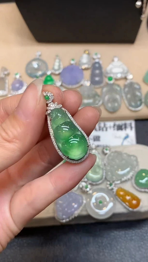 颈饰18K金镶嵌翡翠福豆【无服务费