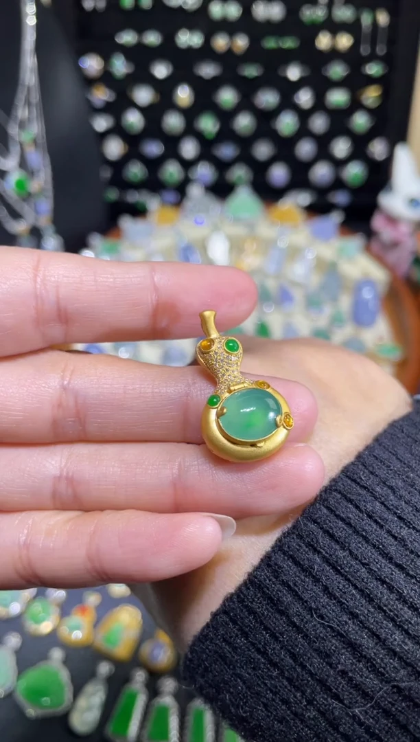 颈饰18K金镶嵌翡翠设计款高冰满绿蛋面吊坠