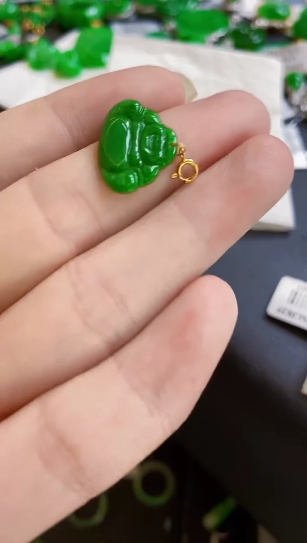 翡翠18K金镶嵌颈饰佛