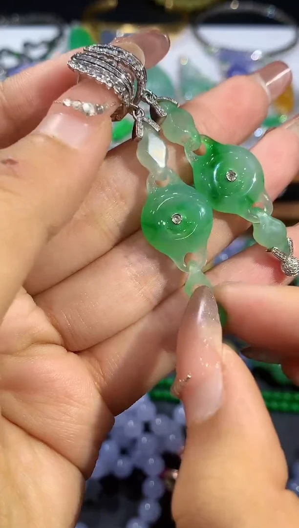 18K金镶嵌翡翠耳饰小****子多样性发其一