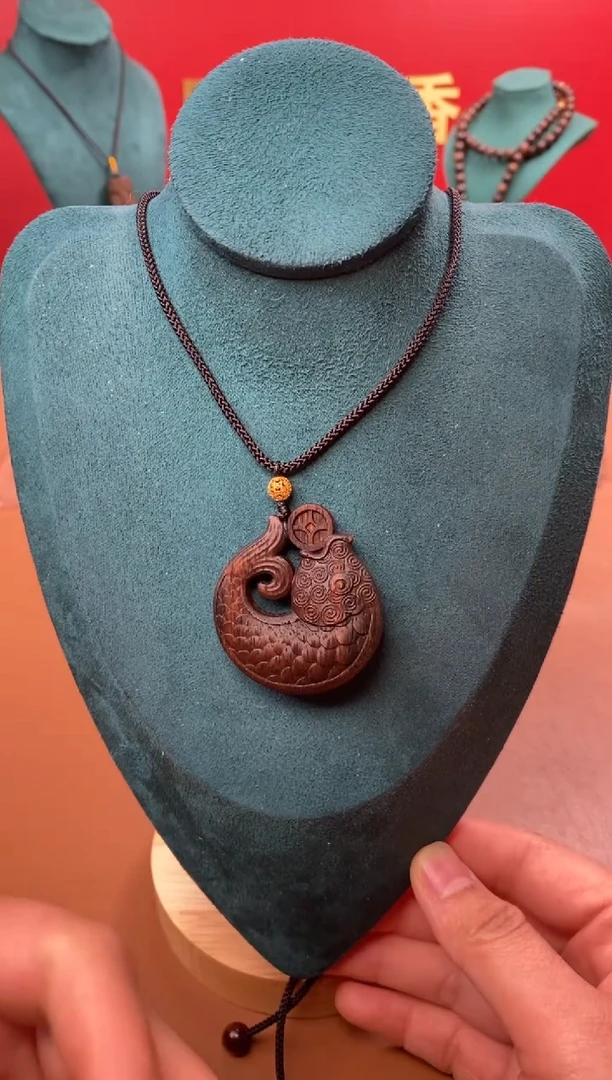 【闪购商品】沉香木手串M顺化紫棋手雕年年有鱼牌