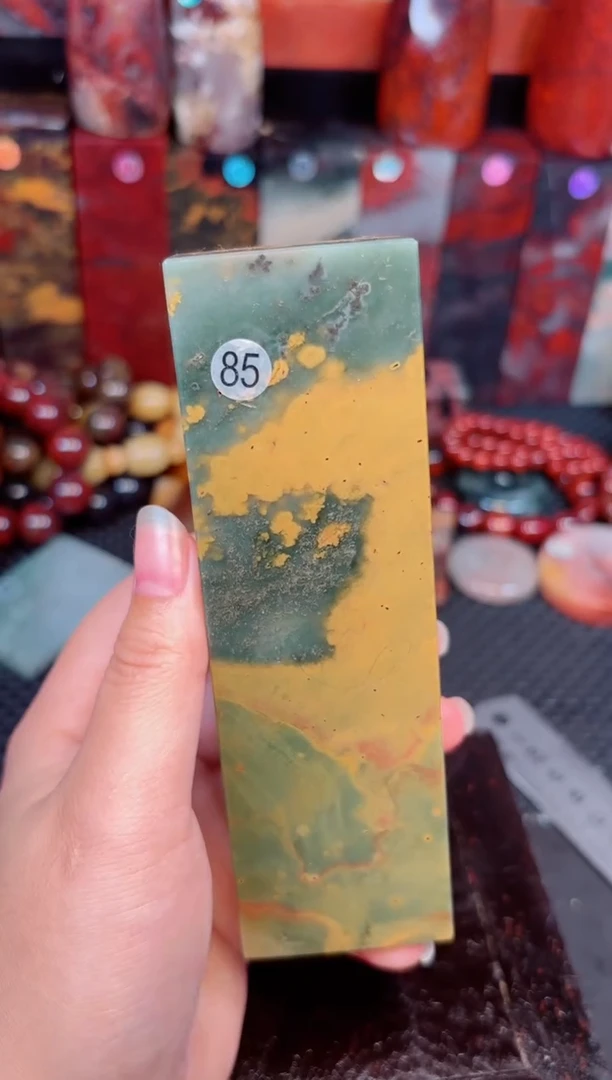 玉桂林鸡血玉印章摆件85