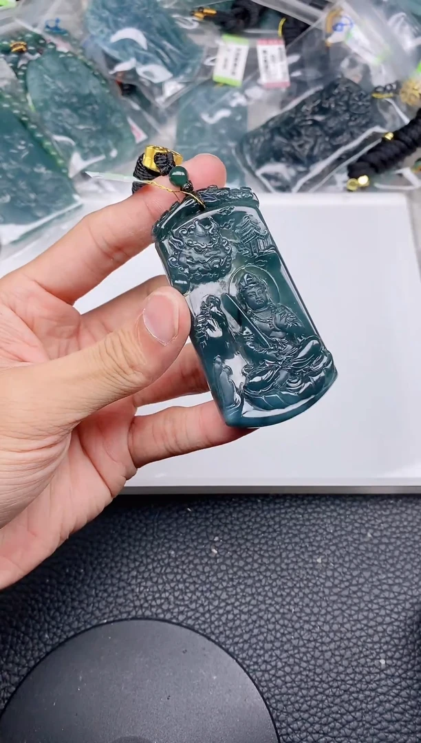 颈饰未镶嵌翡翠