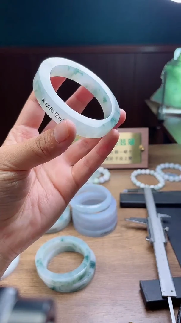 未镶嵌手镯定制翡翠燕*定制