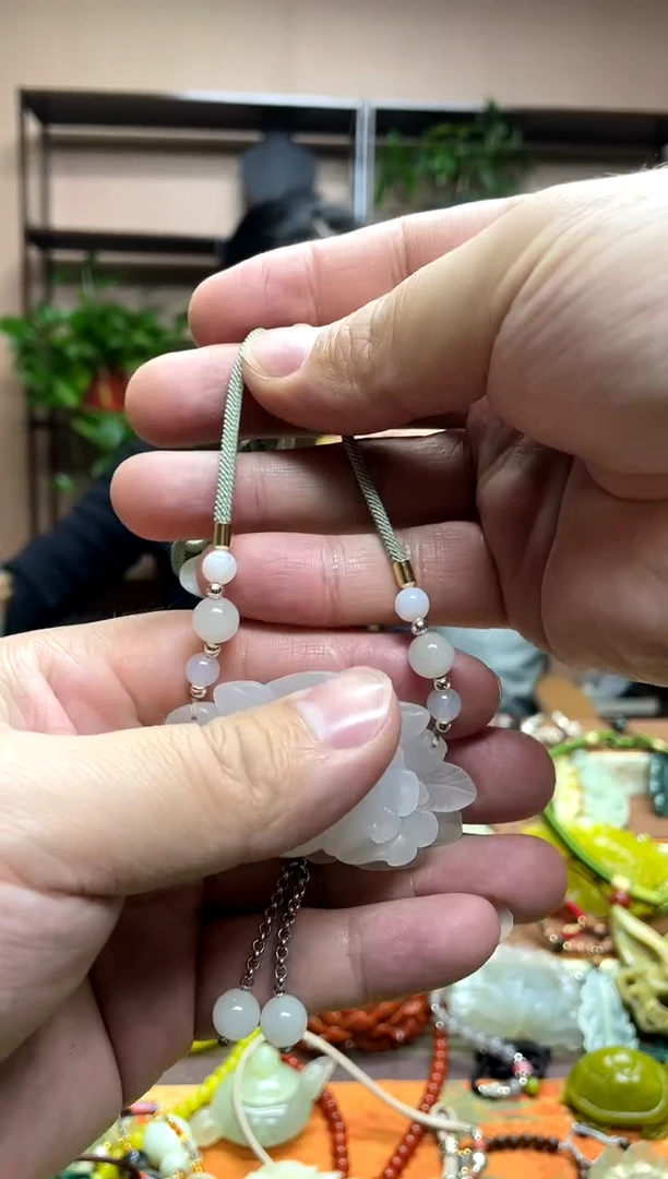 未镶嵌岫玉吊坠··