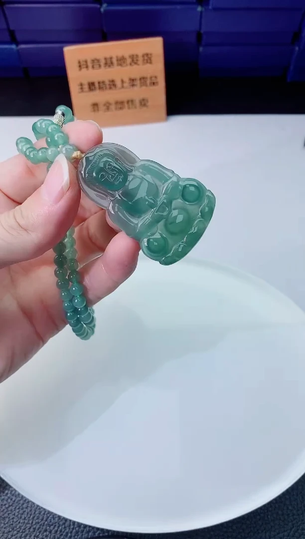 翡翠未镶嵌颈饰  `