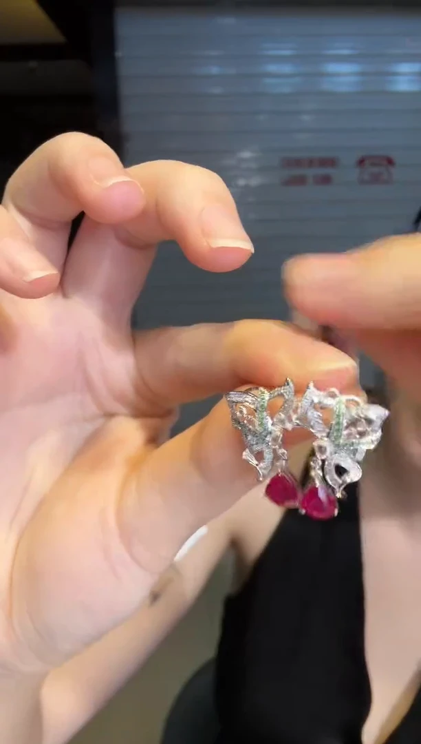 18K金镶嵌耳饰红宝石1.30ct