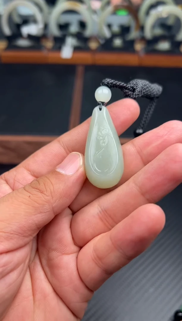 吊坠(赠链)未镶嵌和田玉且末微色差近矿