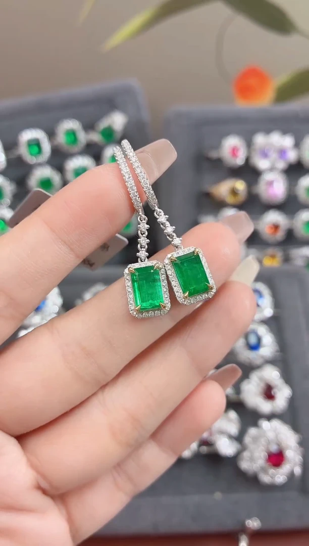 18K金镶嵌耳饰祖母绿-2.95克拉