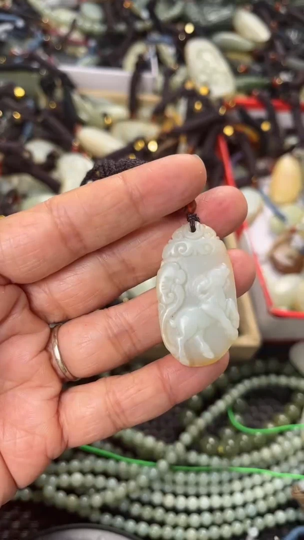 【闪购商品】和田玉颈饰未镶嵌多样性发货没有证书，拍一发一.有瑕