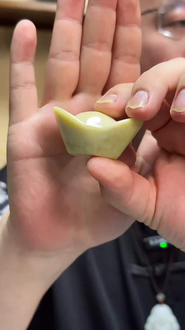 岫玉未镶嵌把件元宝