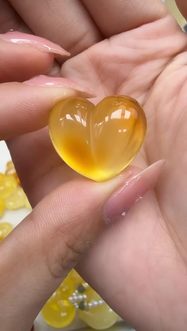 未镶嵌琥珀裸石如图