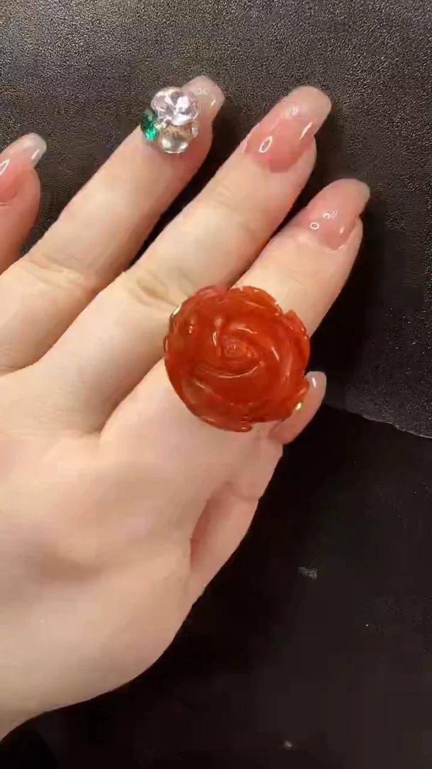 颈饰未镶嵌南红玛瑙戒指