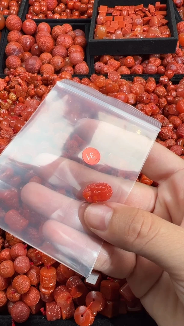 南红玛瑙未镶嵌颈饰1