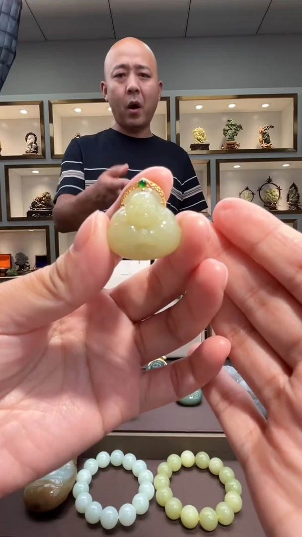 颈饰18K金镶嵌和田玉苏