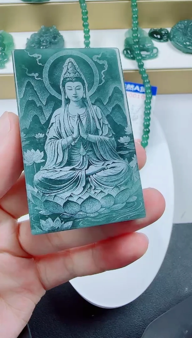 翡翠未镶嵌颈饰方观音