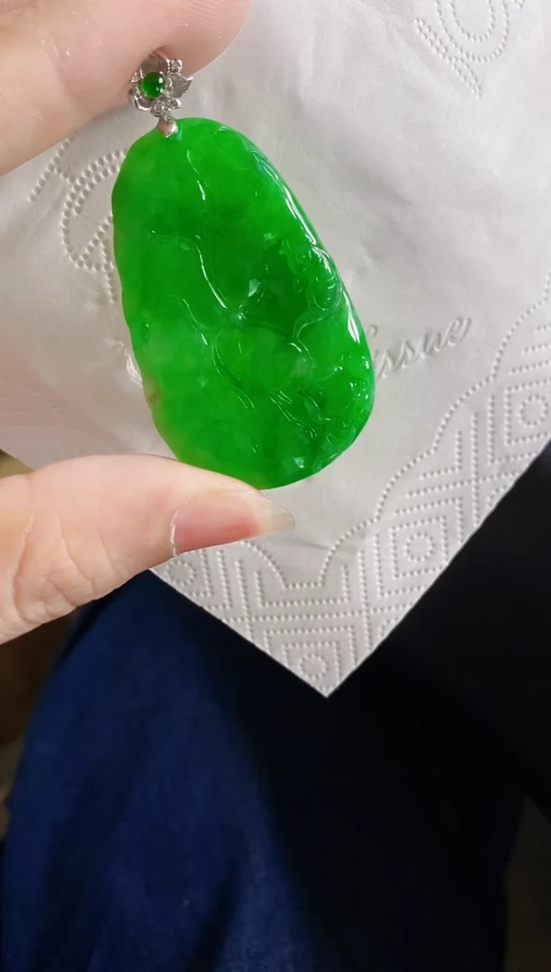 颈饰18K金镶嵌翡翠荷叶