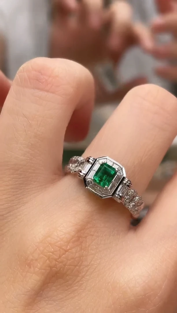 祖母绿戒指18K金镶嵌斯瓦特蝴蝶效应主石：0.48ct