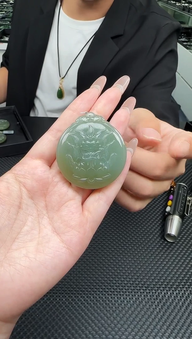 吊坠(不含链)未镶嵌和田玉一个，多样性发一件