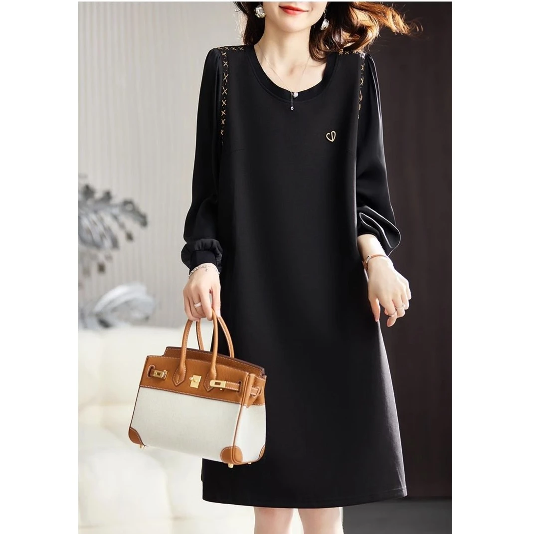 2024年秋季新款大码连衣裙时尚气质宽松遮肚洋气长袖圆领黑色裙子
