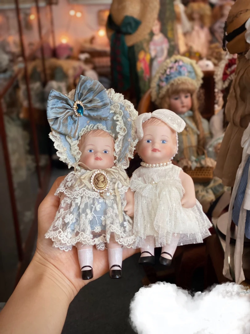 国外艺术家手作古董陶瓷娃娃，售出不退换，顺丰到付，当面验收。