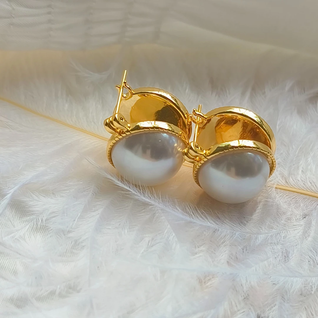 铜合金亚克力耳饰 复古港风双面珠珠耳钉气质法式优雅经典202406