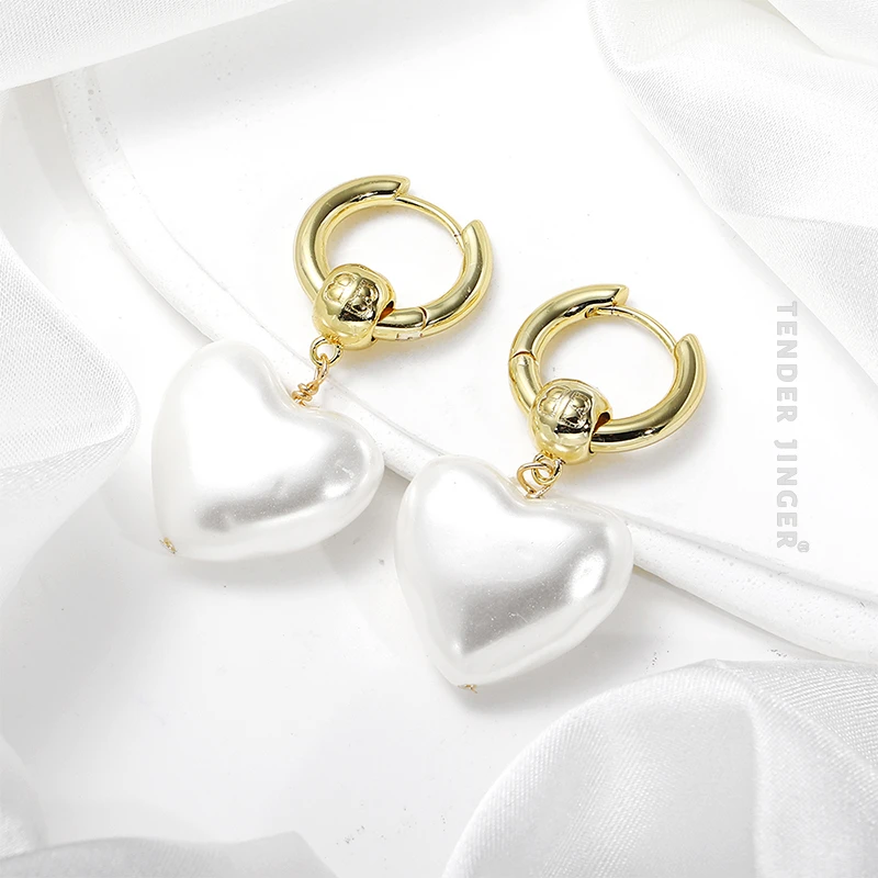 Tender Jinger 铜合金耳饰 法式轻奢白桃心字母球耳饰高级感减龄