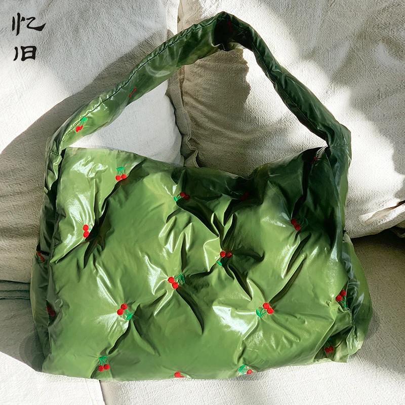 忆旧文艺大容量羽绒包包女2021新款休闲单肩包时尚ins手提包冬季