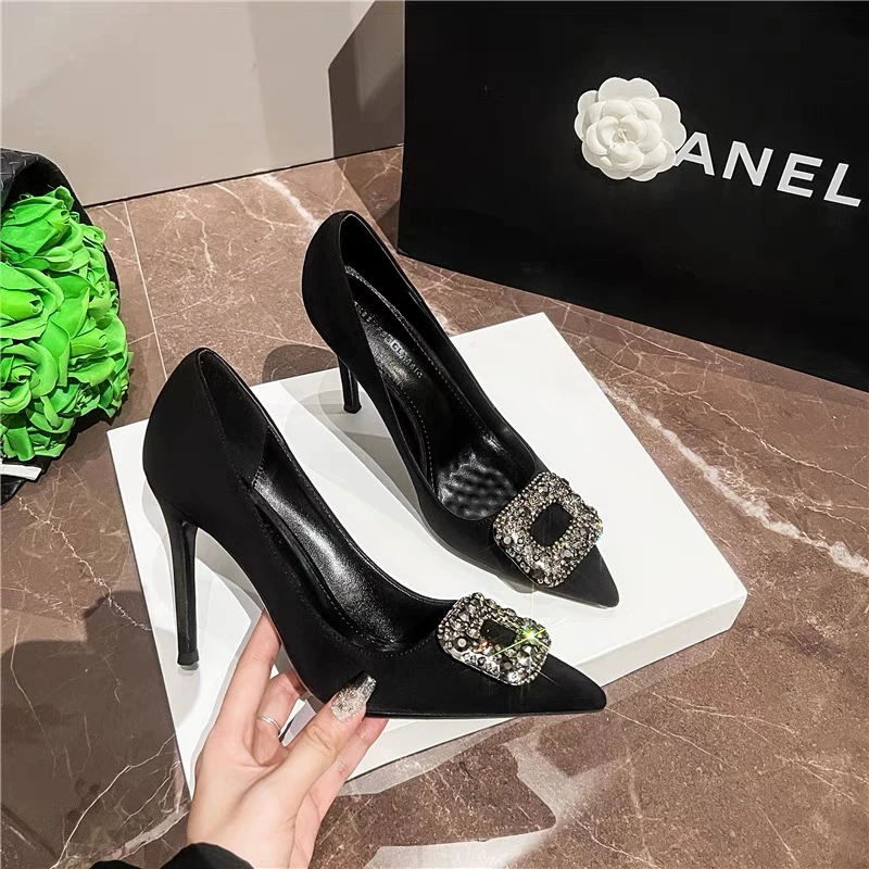 黑色高跟鞋女2024新款春秋细跟水钻绒面不累脚气质尖头方扣单鞋冬