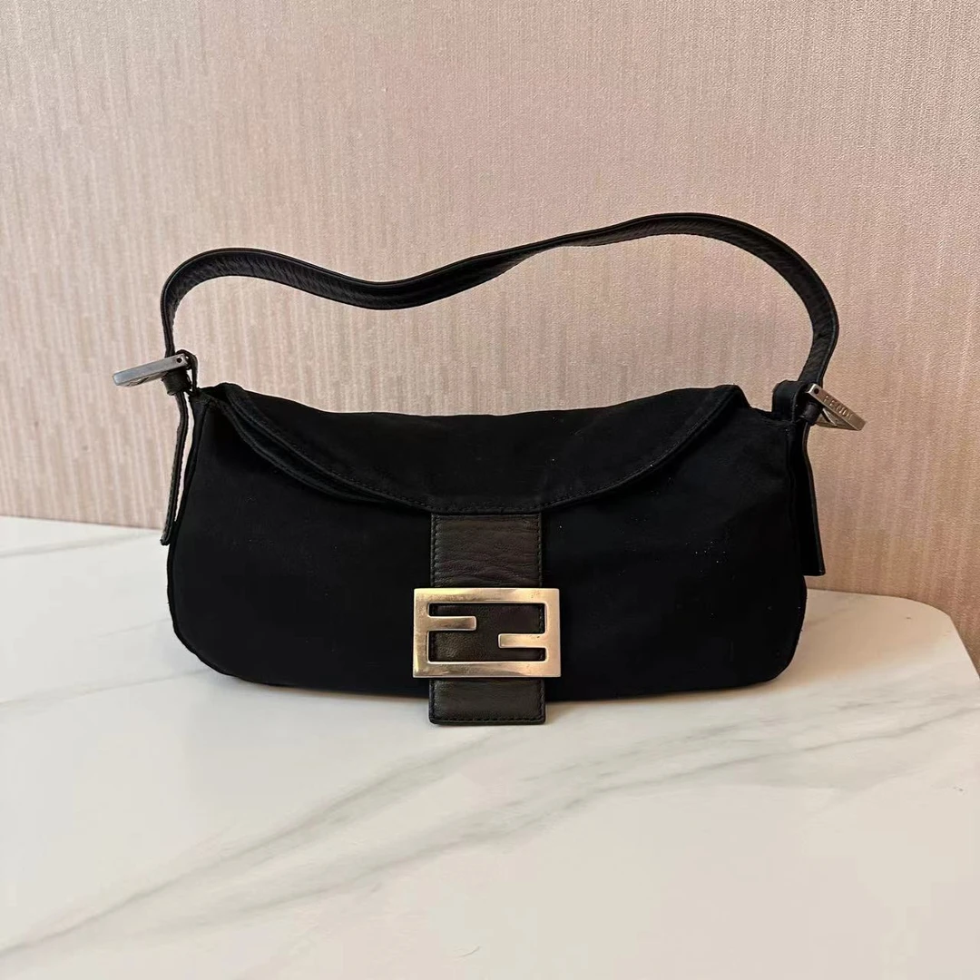 95新 FENDI/芬迪 一桃/芬迪 黑色法棍单肩包