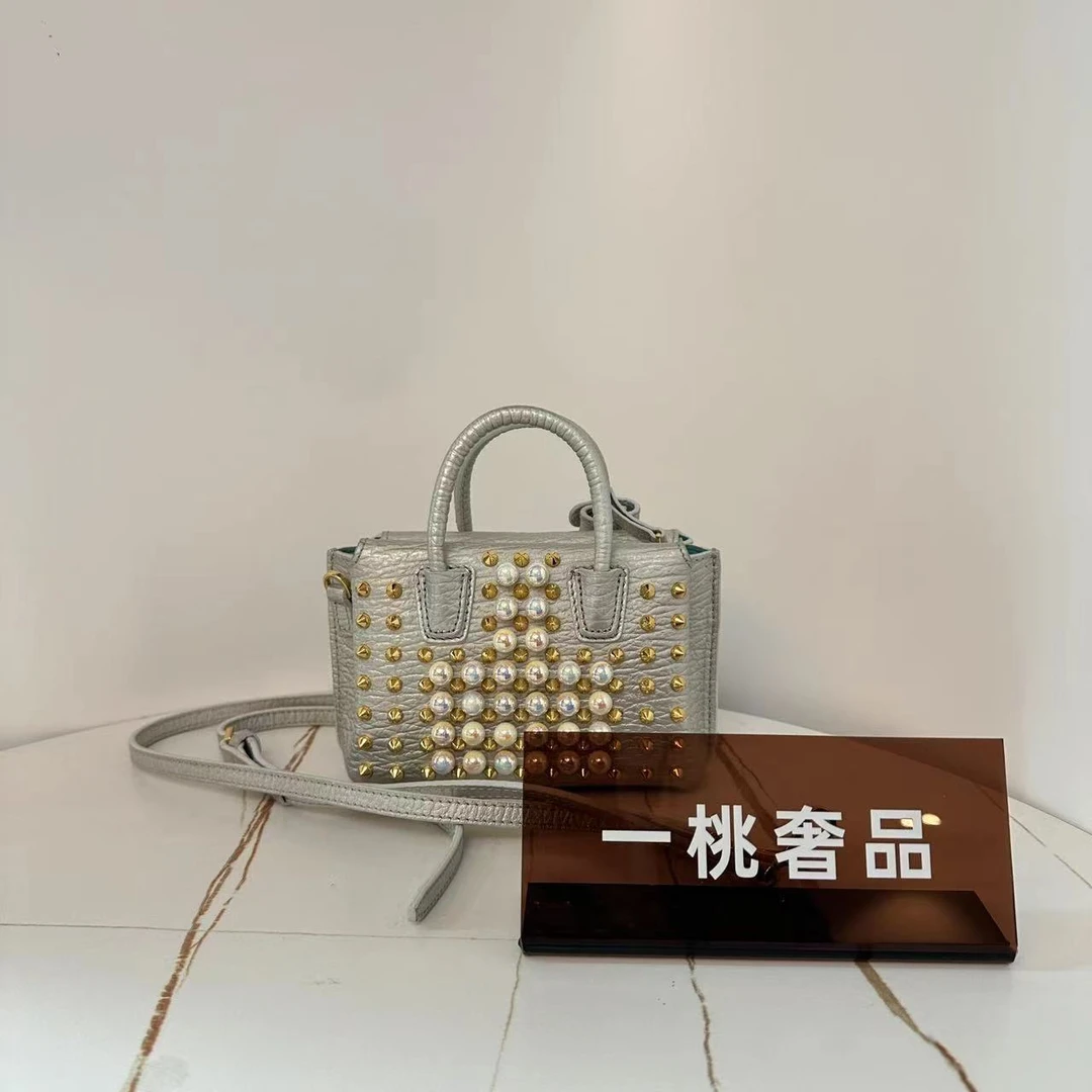 95新 MCM 一桃/实际98新/MCM milla铆钉白色斜挎包