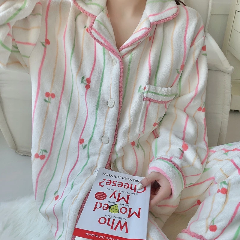 珊瑚绒睡衣女2025秋冬新款加厚保暖条纹樱桃法兰绒家居服套装外穿