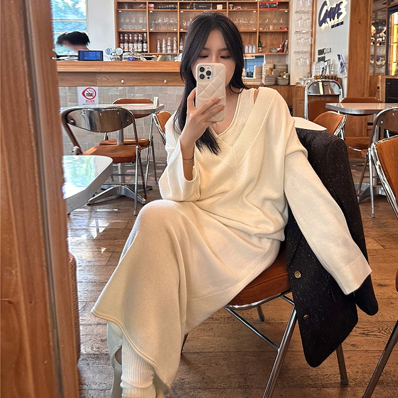 懒人孕妇休闲穿搭连衣裙打底长裙 + V领大毛衣女时尚两件套