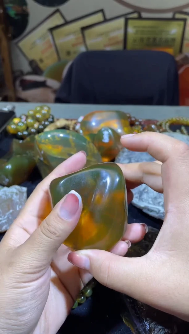 【闪购商品】定制琥珀未镶嵌月**辰琥珀