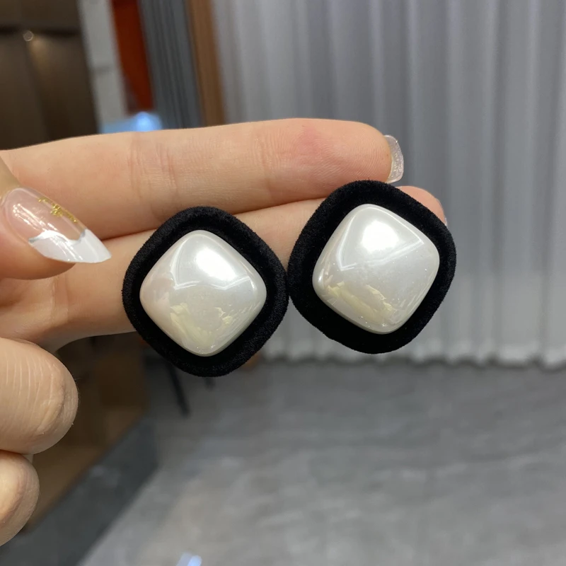 铜合金仿珍珠耳饰 黑色丝绒珍珠耳钉轻奢高级感几何方块个性耳夹