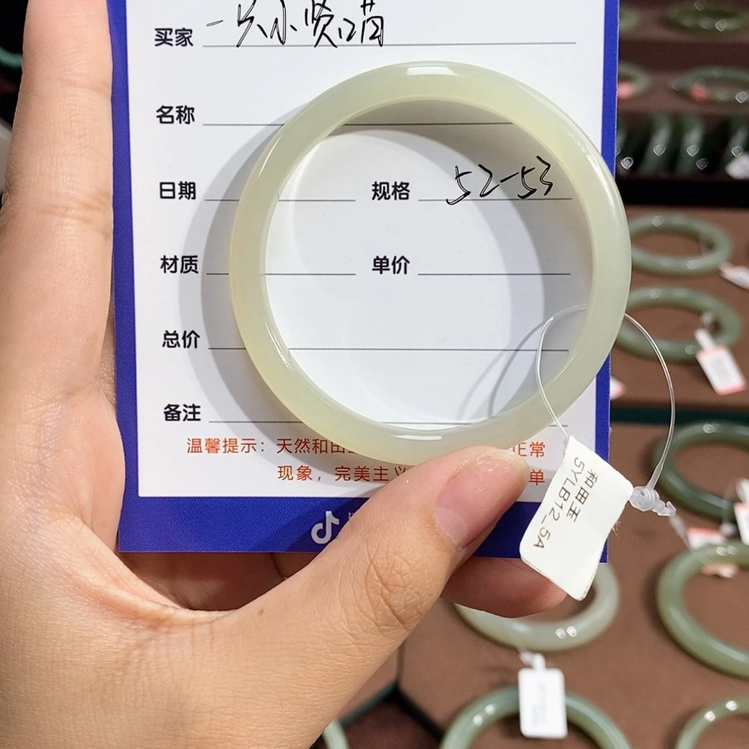 和田玉手镯未镶嵌一****?