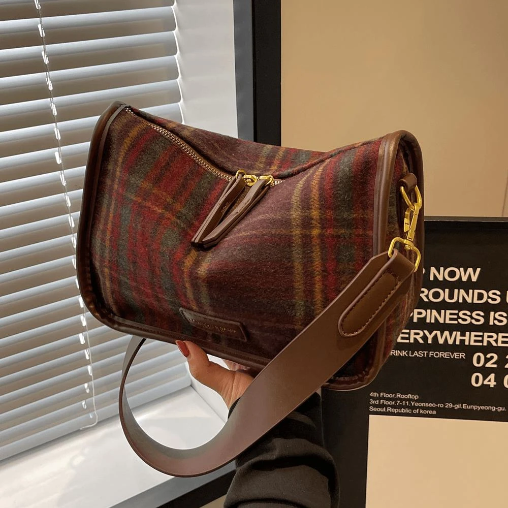 今年流行包包女士2024新款时尚格子毛呢单肩枕头包复古百搭斜挎包