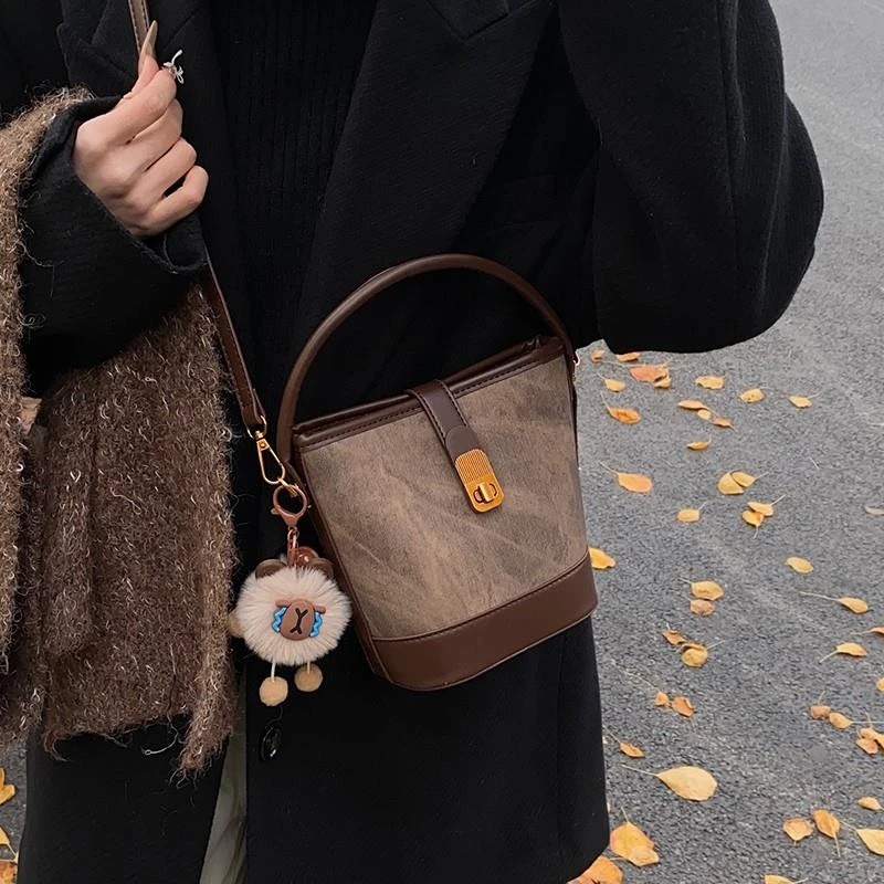 新款包包女2024年爆款水桶包秋冬季小众设计时尚斜挎包手提小拎包