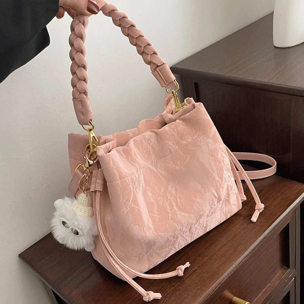 高级感洋气小众粉色包包女士2024新款百搭斜挎包时尚手提包水桶包