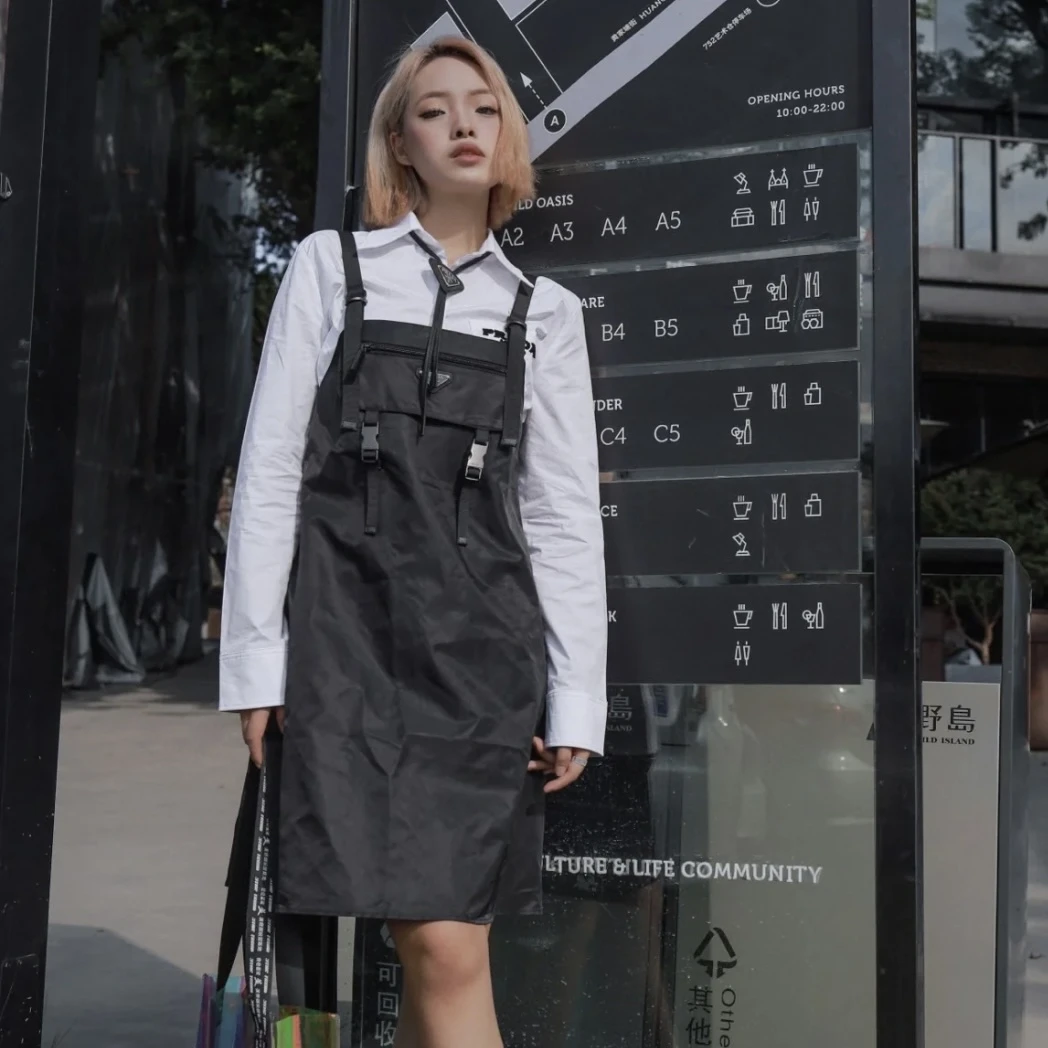 99新 Prada/普拉达 黑色金属三角标吊带裙