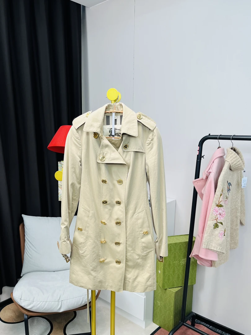 99新 BURBERRY/博柏利 卡其色双排扣风衣 99新 UK6码