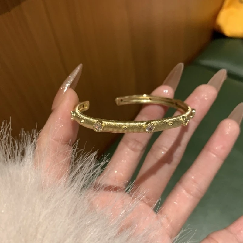 钛钢手镯 时尚轻奢金色电镀满钻手镯女复古宫庭风手工拉丝工艺