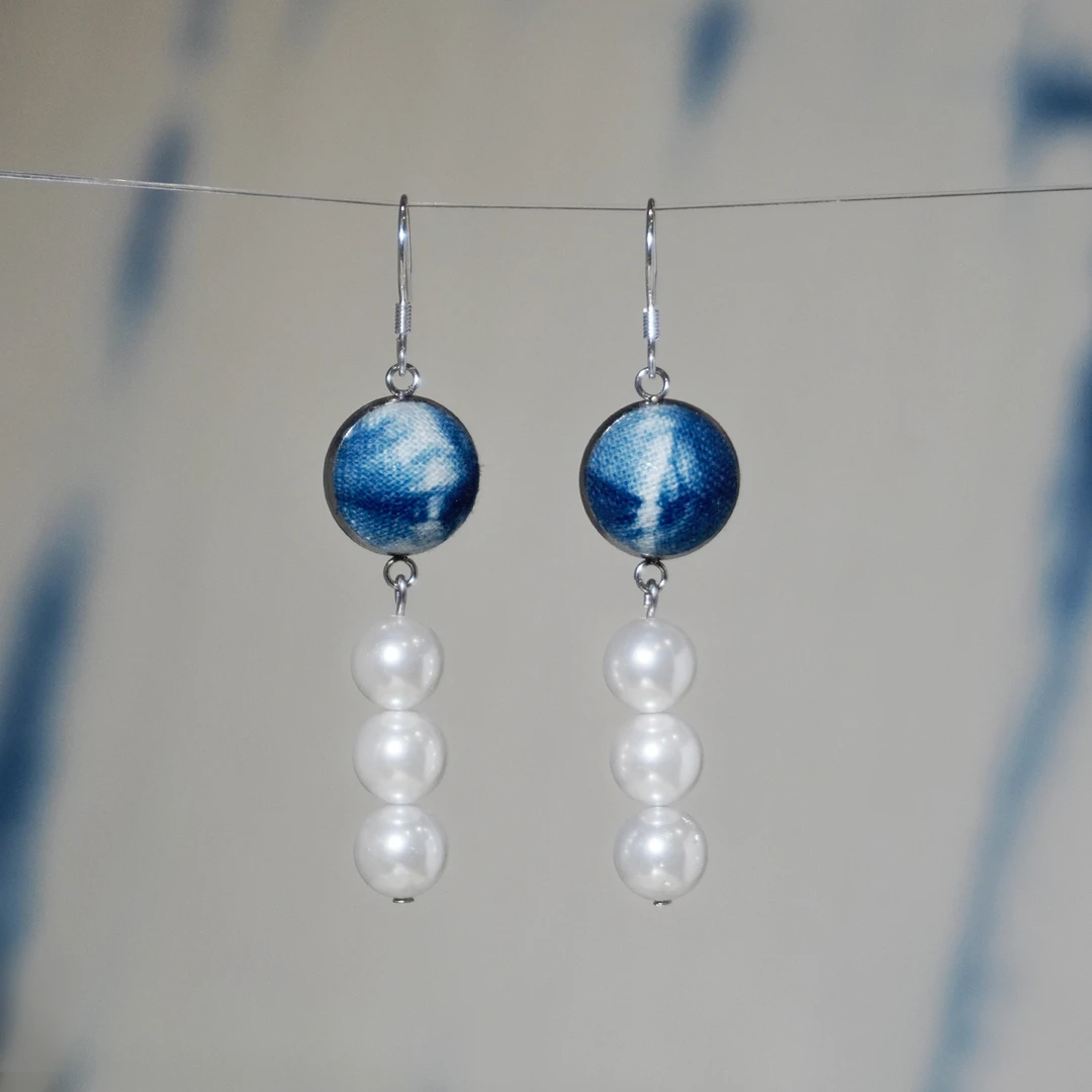 钛钢仿珍珠耳饰 手工扎染系列之「蓝白之韵」银勾气质民族风耳饰