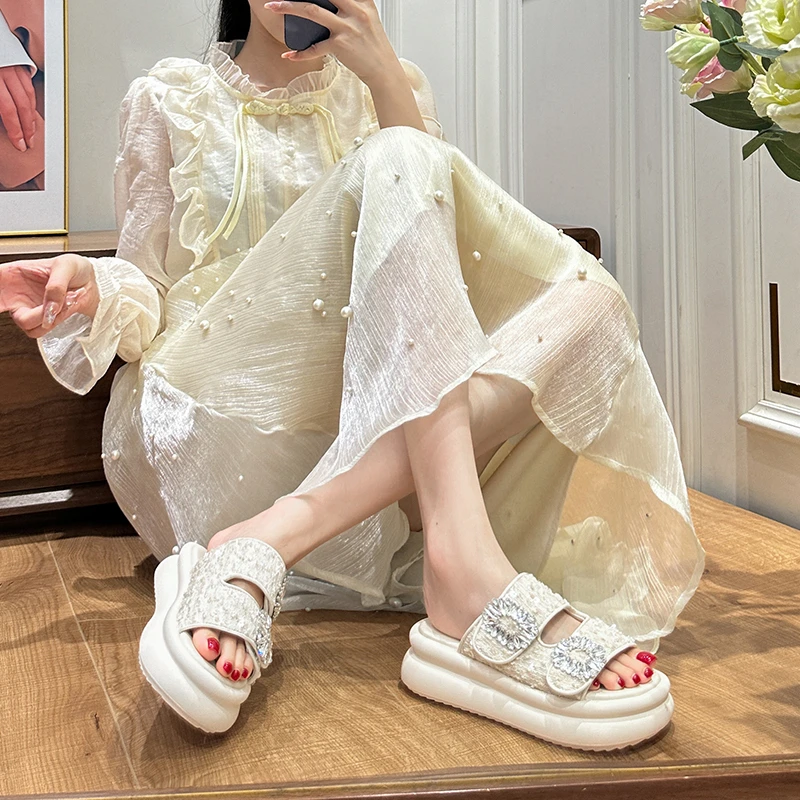 加肥加宽大码女鞋魔术贴小香风水钻松糕软厚底一字拖凉拖鞋夏季