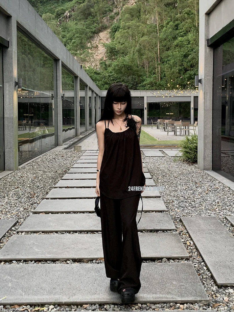 【24Always Online】黑色系休闲度假风吊带上衣＋拖地裤＋捏花三件套