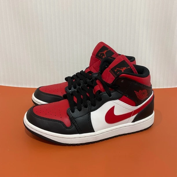 40码 aj1黑红脚趾 市价2213 无原盒 99新