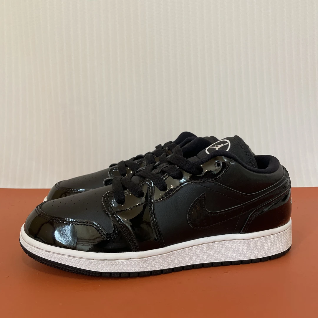 38码 AJ1黑漆皮 市价1499 二手无原盒 准新