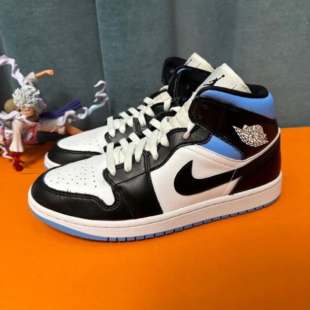 42码 AJ1黑白蓝 市价1299 无原盒 二手正常穿着成色不错
