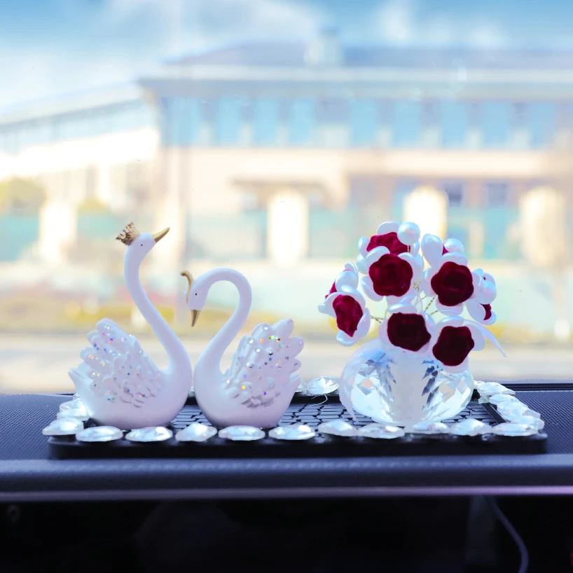 浪漫小天鹅车载摆件固体香膏香薰汽车装饰摆件优雅高颜值情侣情侣