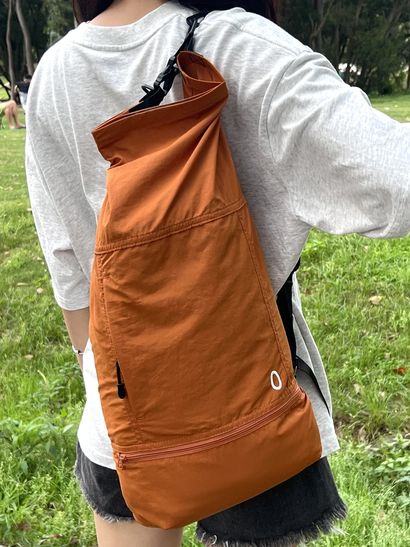 女皱感休闲防泼水卷口包大容量单肩包户外防水便携轻便斜挎包洋气